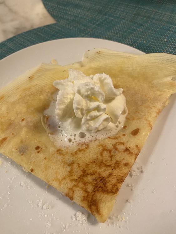 Crêpes: sucre, Calvados, creme chantilly