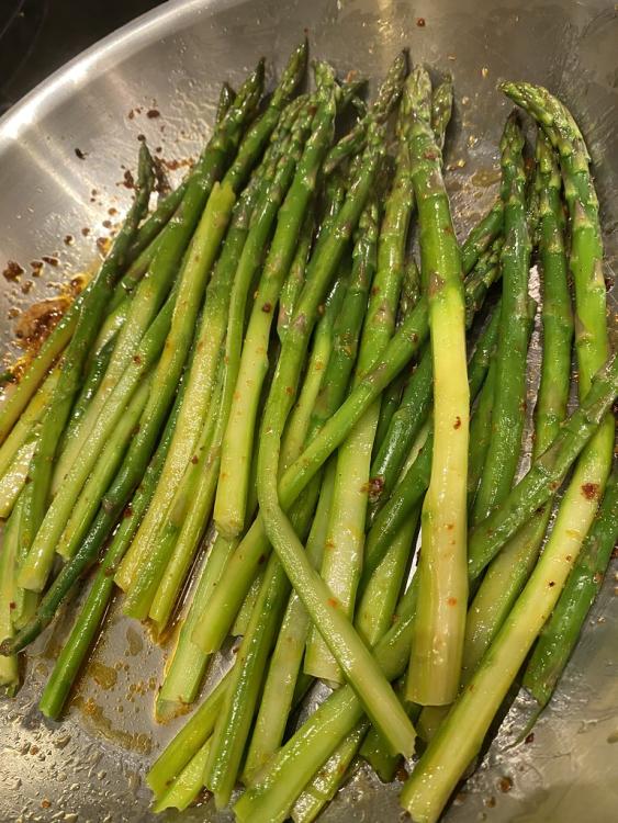 Perfect asparagus with garlic and salted olive oil