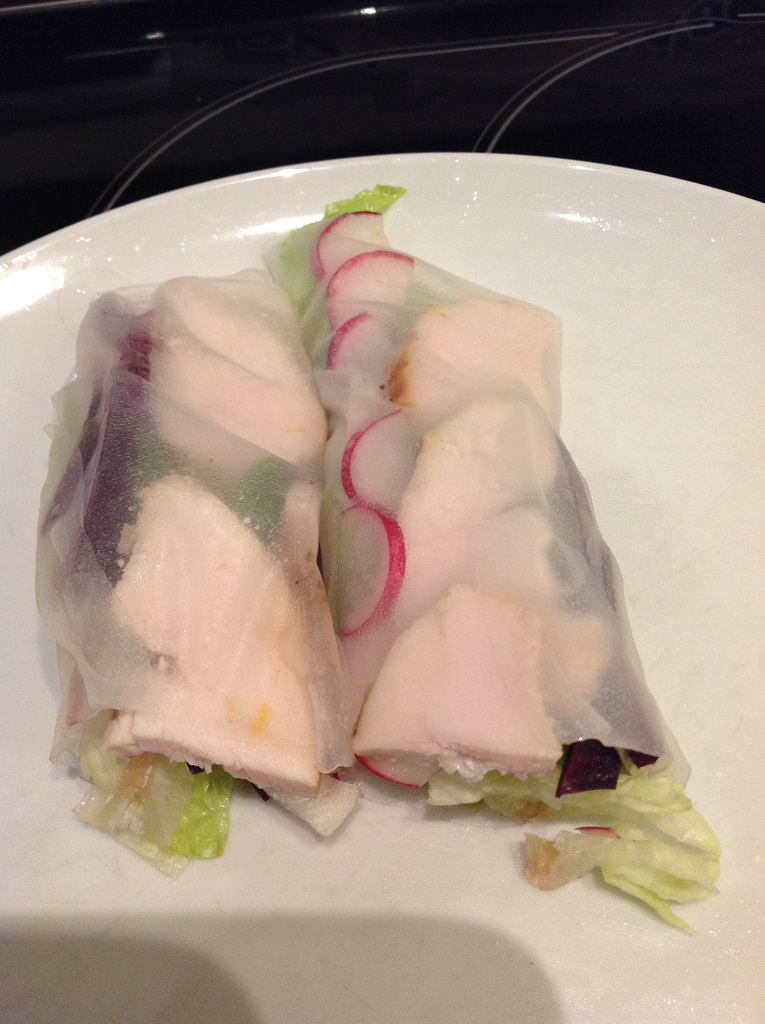 Fresh salad rolls with romaine, mint, sous-vide chicken breast, red carrots, radishes