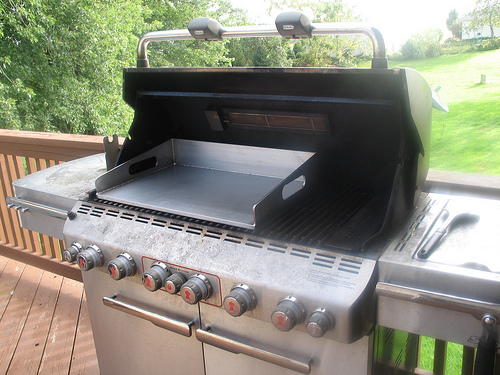 Griddle and outlet grill combination