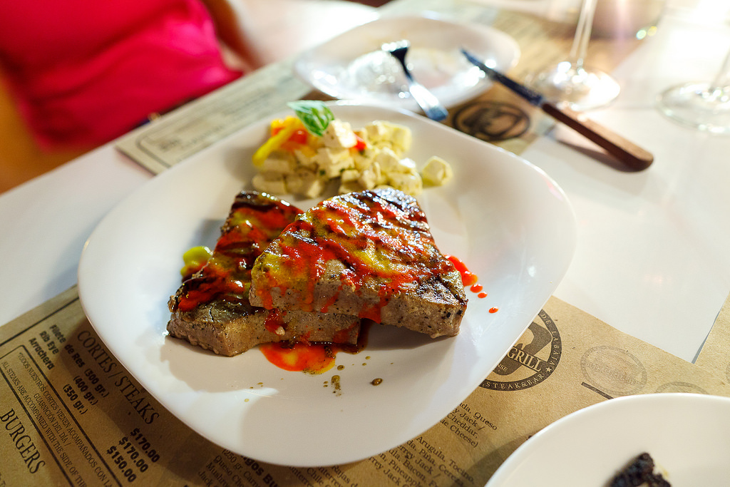 Bistec de atún a la parilla con queso fresco (Grilled tuna filet) (MXP $150)