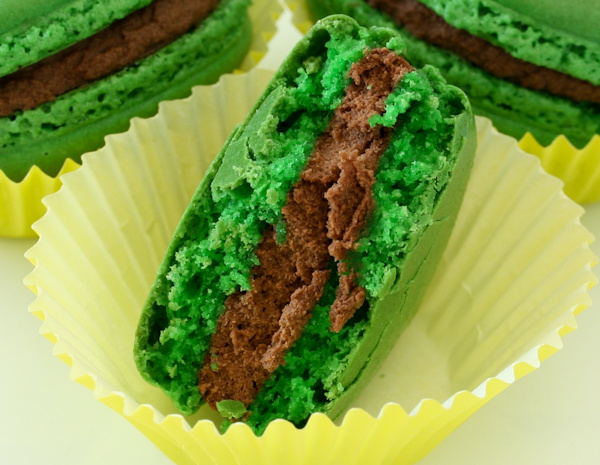 mint_chocolate_macarons.jpg