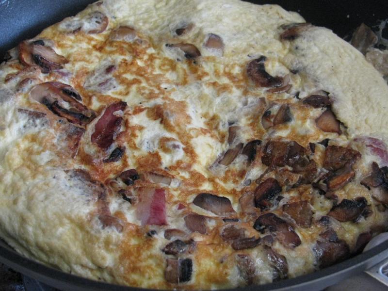 Prov Omelete with Croutons, shrooms and lardons2.jpg