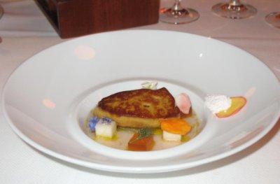 RESTAURANT TOQUE, MONTREAL - Foie gras poêlé, daikon poché au foin d’odeur, eau de pomme et gelées de miel et jurançon.jpg
