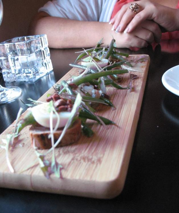 RESTAURANT LE NEWTOWN, MONTREAL - Tataki of tuna, anchoiade, oysters, green beans, olives.JPG