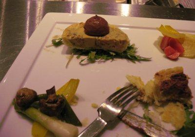 Tarte de foie gras presse aux oignons caramelises, bacon, foam de boudin, pickel de legumes.jpg