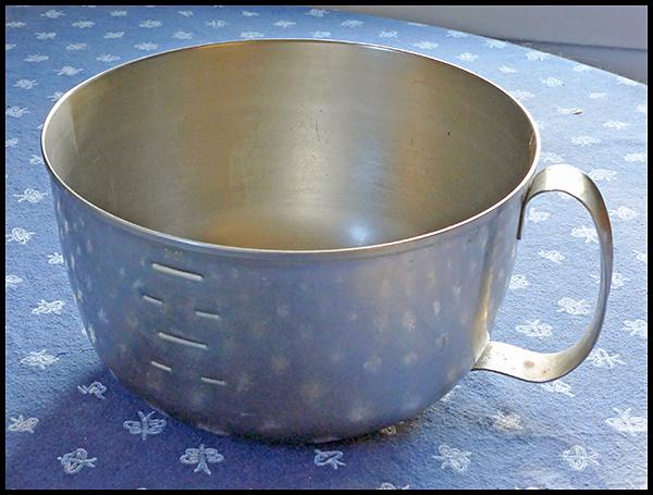 3qt Stainless Bowl with Handle.jpg