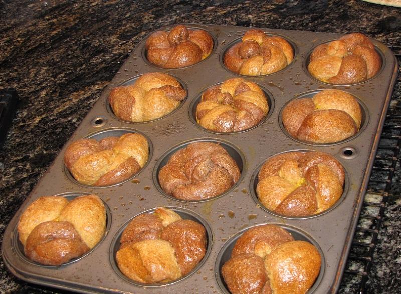 Marble rye dinner rolls in pan.jpg