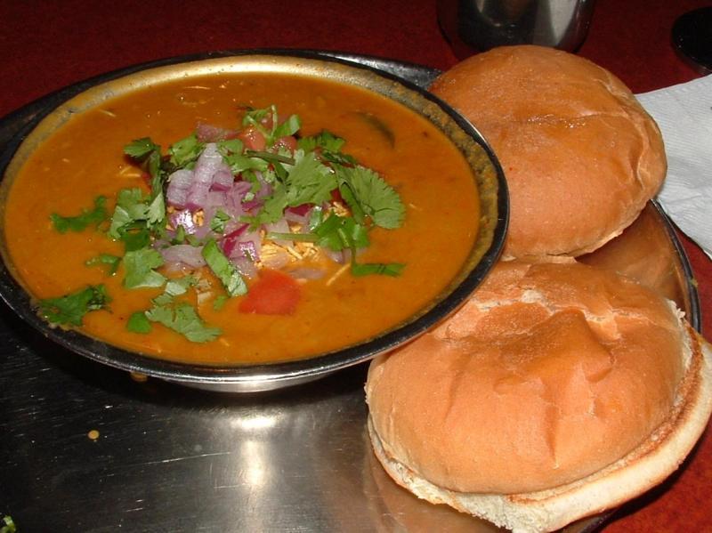 Shri Balaji Bhavan - Vada Pav 002.jpg