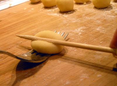 gnocchi shaping1-small.jpg