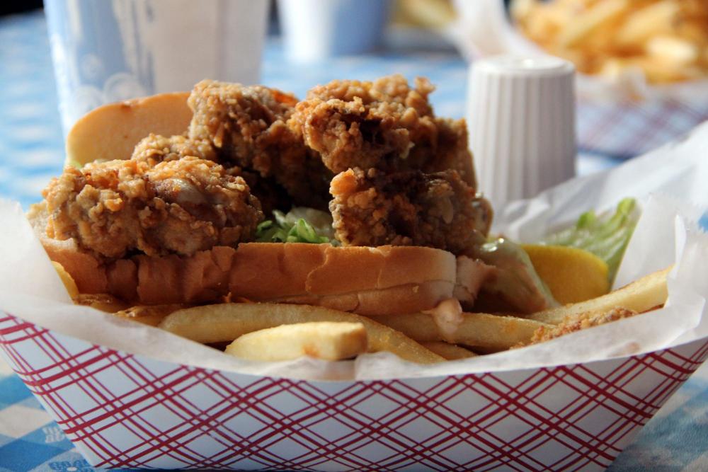 beachcomber oyster po boy.jpg