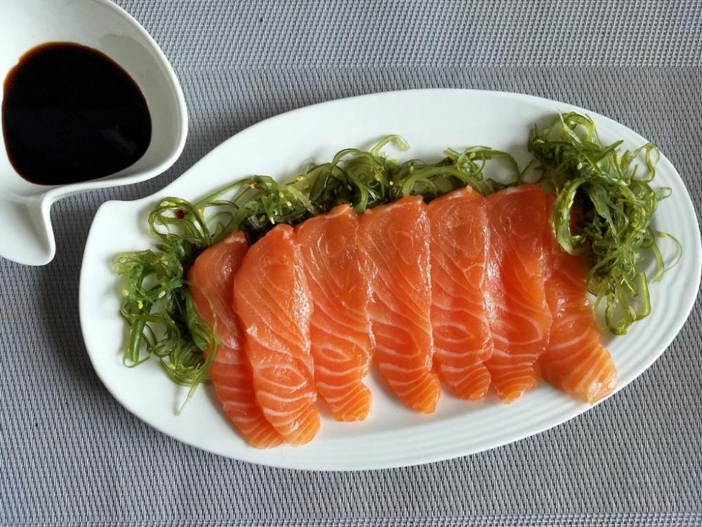 salmon sushi and seagrass.jpg