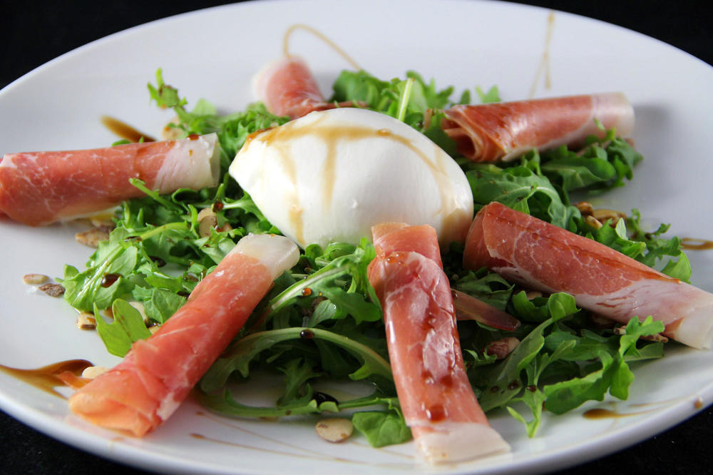 burrata.thumb.jpg.76ef873d6f814d53e9da8e27e5fc5529.jpg