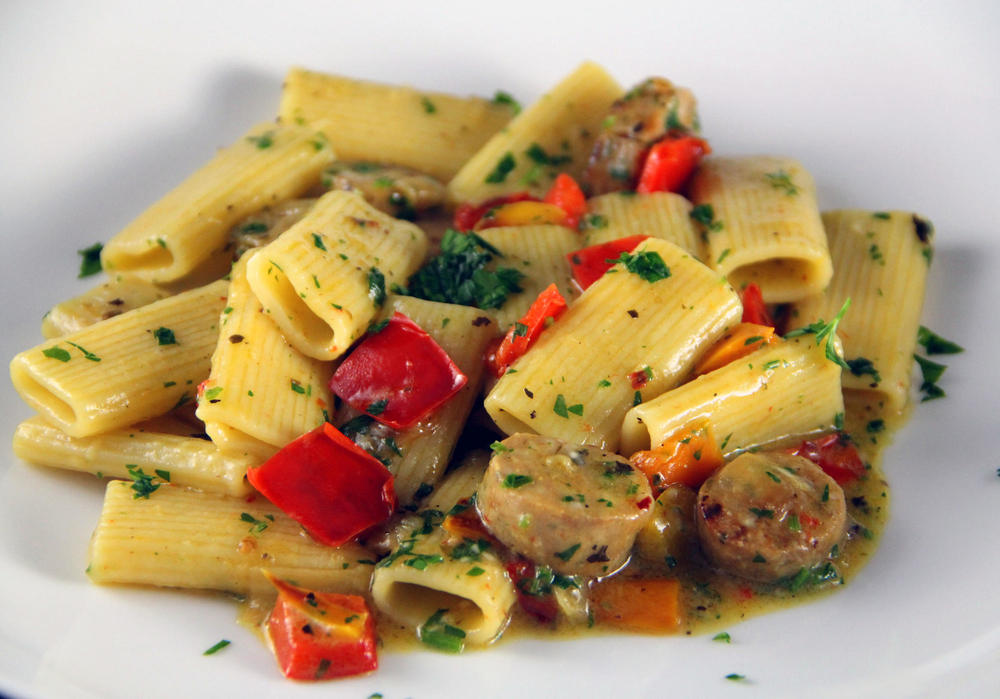 5ac8d164aa0b7_sausagepepperpasta.thumb.jpg.246acceb554b5b96cd65706edca7a5ee.jpg