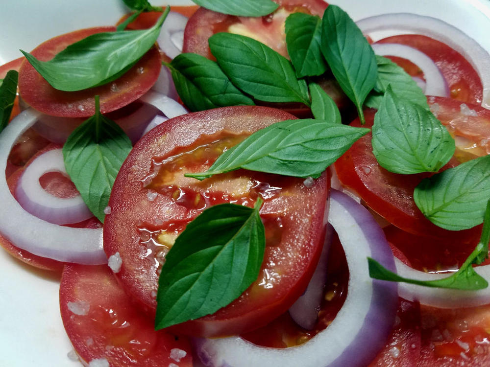 1136103689_tomatoonionbasilsalad2.thumb.jpg.eb793504099cbf94245f591f06bb0fc3.jpg