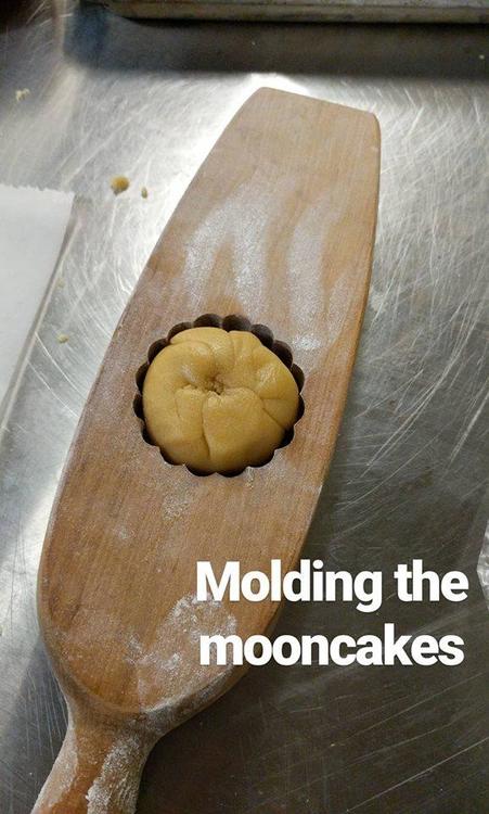 mooncake.thumb.jpg.6400186881cc11f525c5fe4c1f121728.jpg