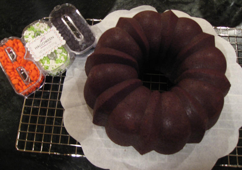 423779001_IMG_5394-chocolatebundt-halloweendecor.jpg.10194607b597d9891223c6d045e239de.jpg