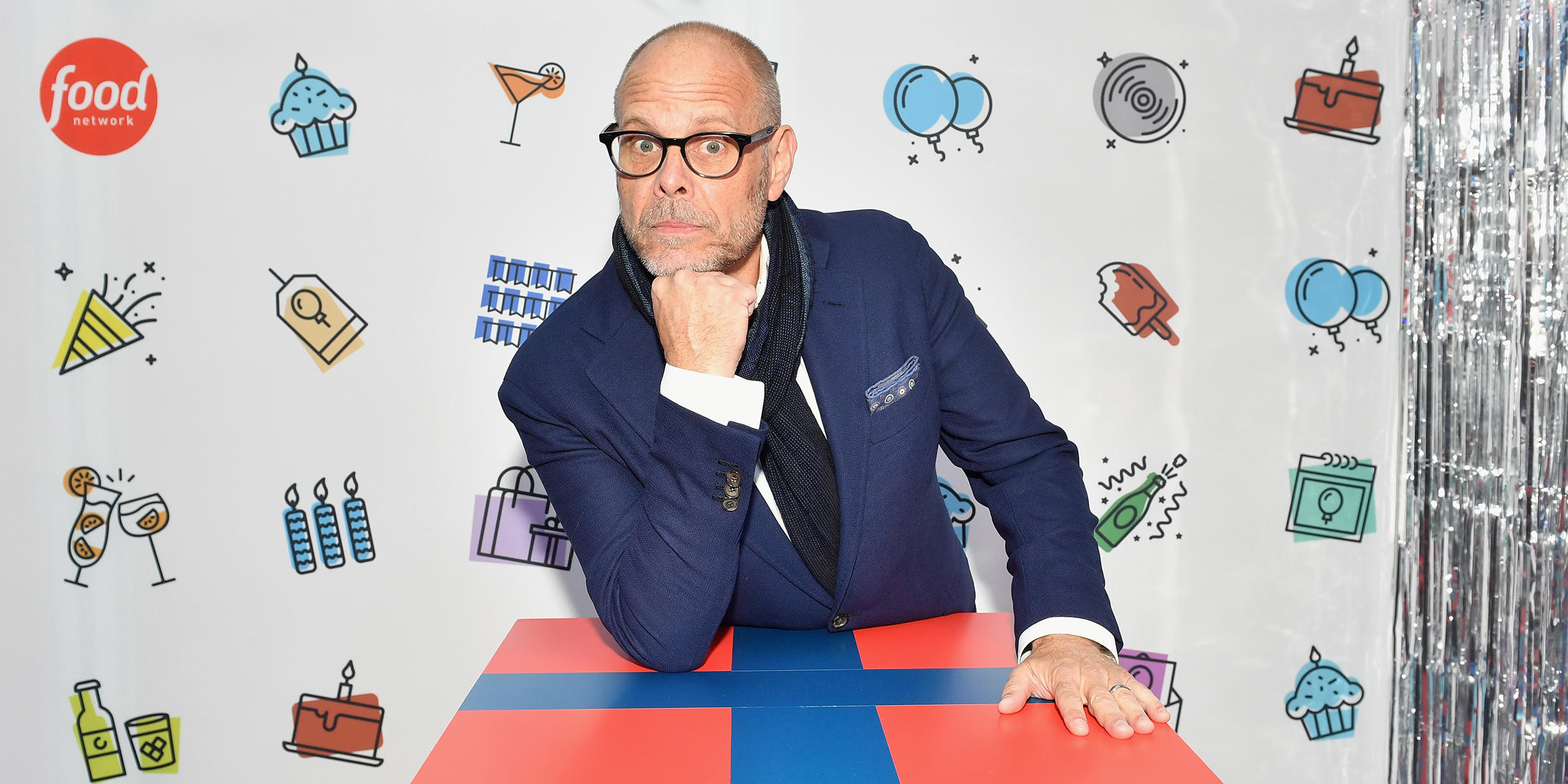 Alton Brown re-signs with Food Network