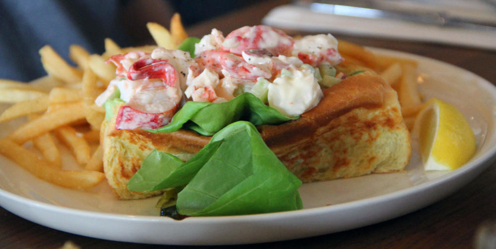 macsptownlobsterroll.thumb.jpg.1f9a68c3bfdd3be18d435c7c7fceca34.jpg