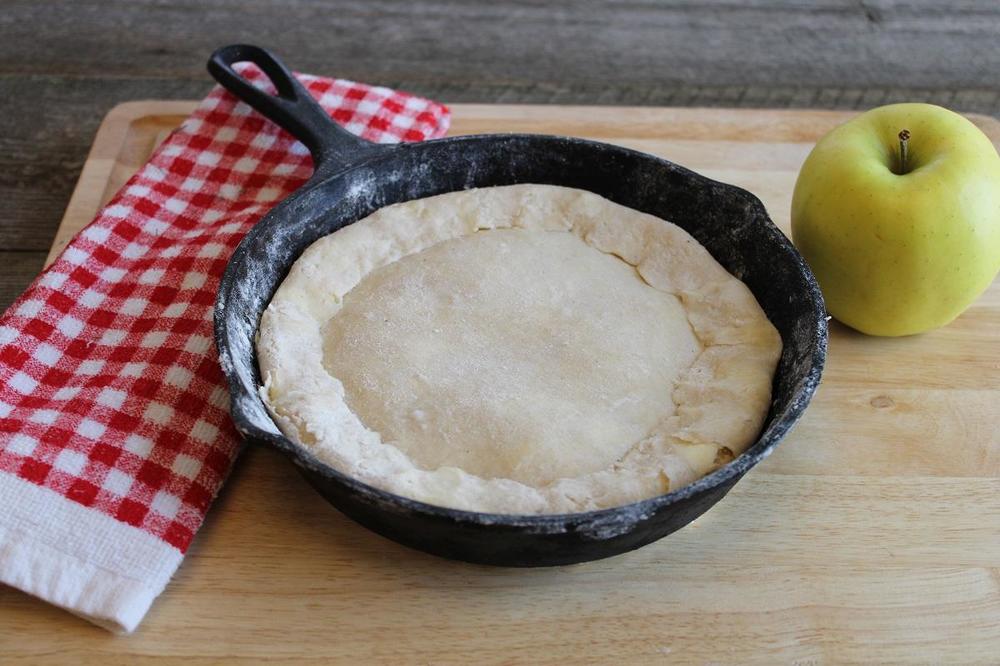 Pastry on top of the apples.JPG