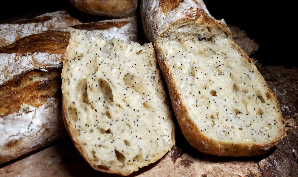 1347348803_CaramelizedonionpoppyseedsourdoughOctober28th20191.thumb.jpg.1aaccfa210b470aee92b8f6df88a1e64.jpg