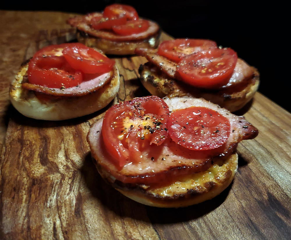 776602506_ToastedEnglishMuffinswithBackBaconandTomatoesDecember17th2019.thumb.jpg.c8ab5f81113a31b3b1920aeae4d6b6e7.jpg