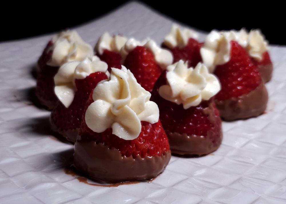 405979881_StrawberriesdippedinChocolatewithcreamcheesefilling.thumb.jpg.106333bb7107751ac446f97548004171.jpg