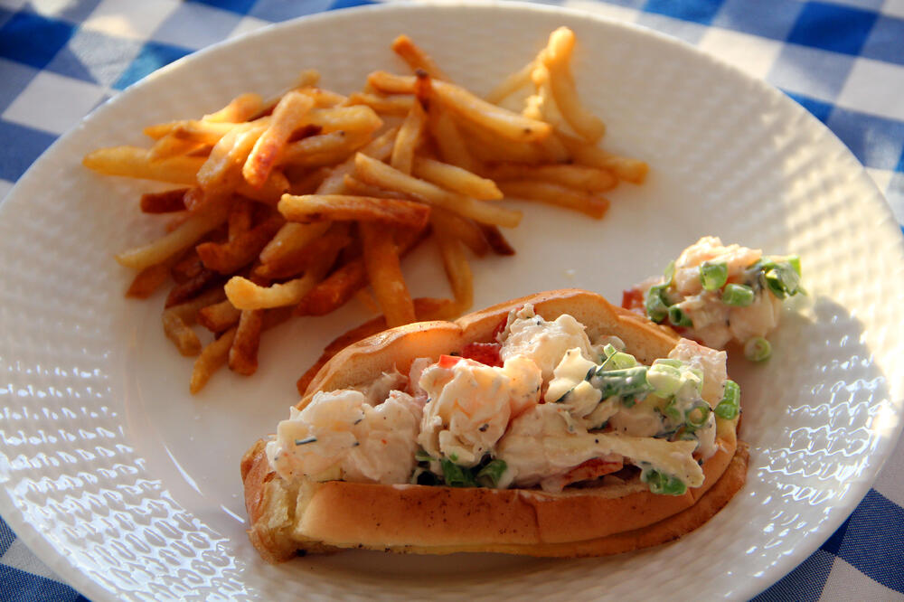 1343849886_coldlobsterroll.thumb.jpg.c9b79720cf1d046d398938b5d3a3369e.jpg