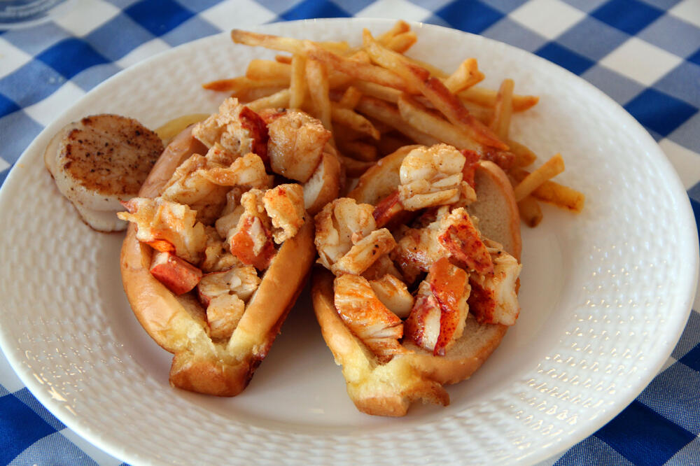 229759672_lobsterroll.thumb.jpg.92a3b5170b9e98f06da5104095416840.jpg