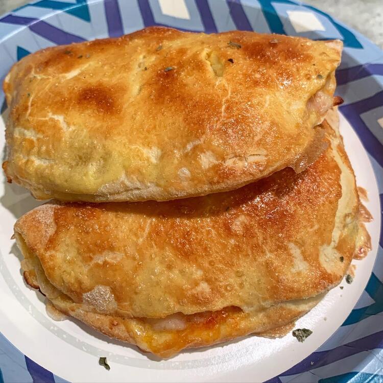 calzone.thumb.jpg.5a3f318847c9b1c9a7162848a663c1f9.jpg