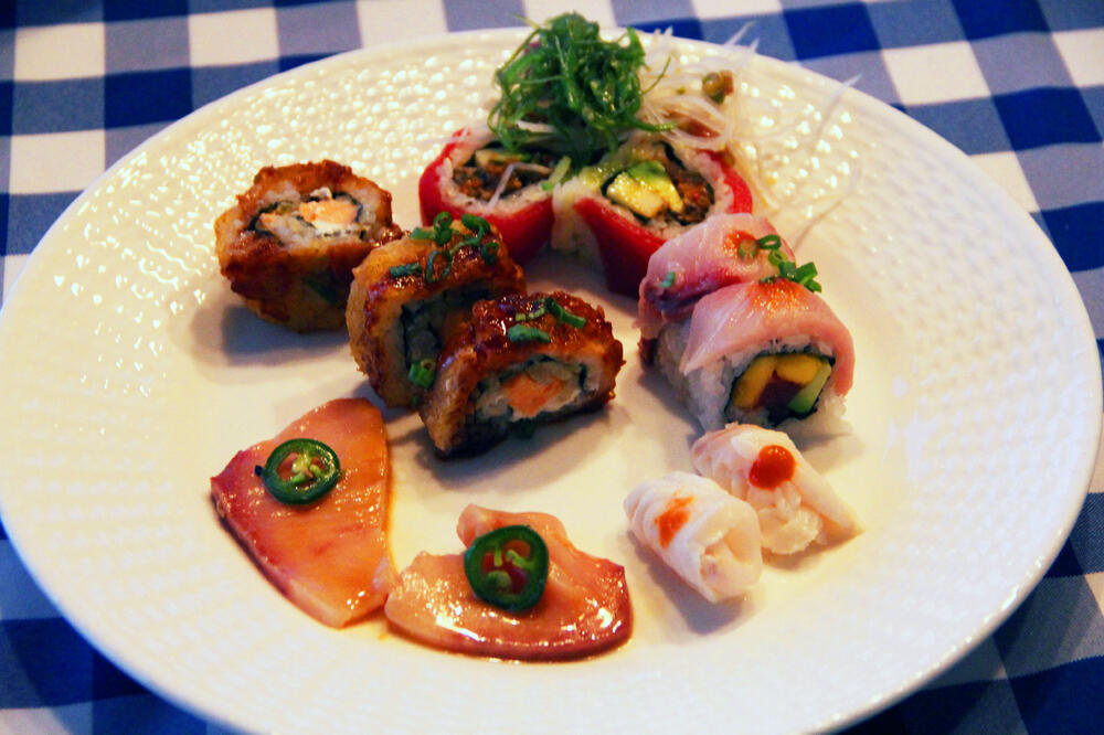 sushi.thumb.jpg.1b32cdd07b427e45471b4e0bf4ba19ac.jpg