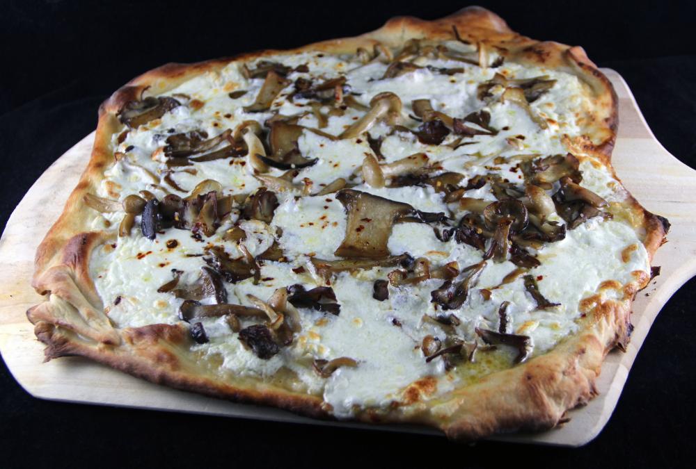 737564811_wildmushroompizza.thumb.jpg.fae790efa5953516b4182c613e335a14.jpg