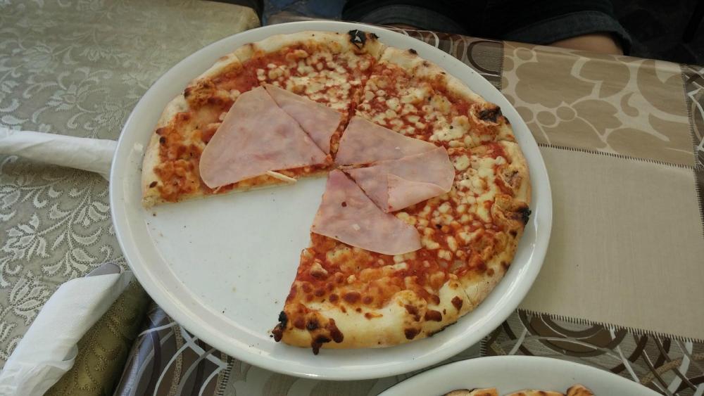 Il Faraone ham pizza (Tripadvisor, 2015).jpg