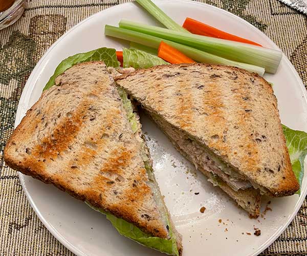 tuna-sandwich-2.jpg.96c5571d3a6151532d871a73ddb98943.jpg