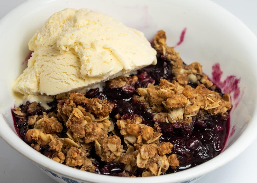 Blueberry_crisp_202306.thumb.jpg.eb3efc3daef5732bee1c5dc3cc684cd6.jpg