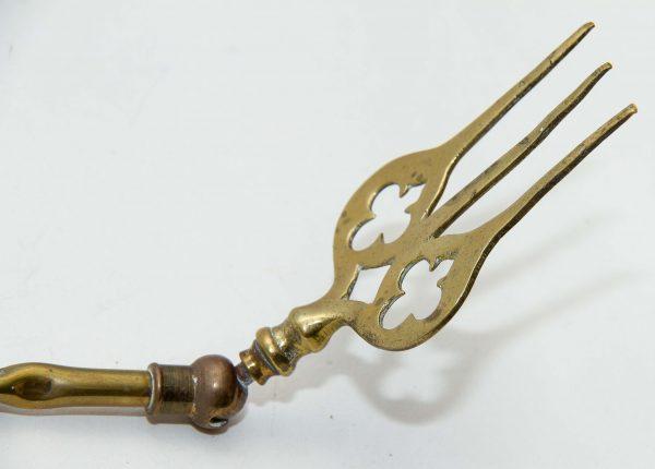 shanklin-isle-of-wight-england-brass-toasting-fire-fork-jointed-ball-moving-end-long-fork-patented-registered-design-5cee403e-600x430.jpg.434662cba5f6615f2cb8060ce156f610.jpg