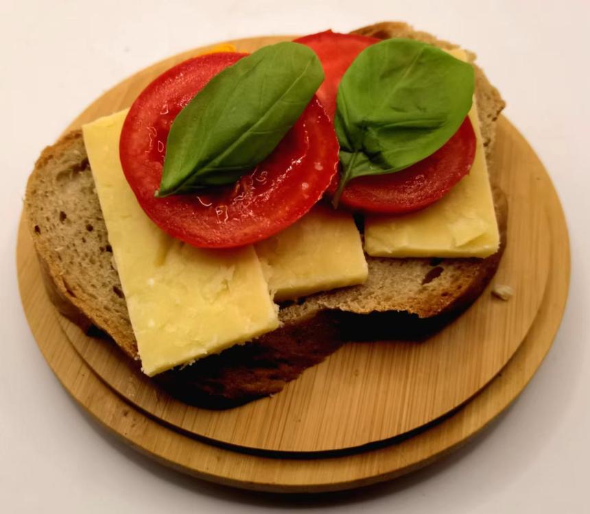 cheeseandtomatoandbasil.thumb.jpg.d504a4f55fc34640894e0ed702714c0d.jpg