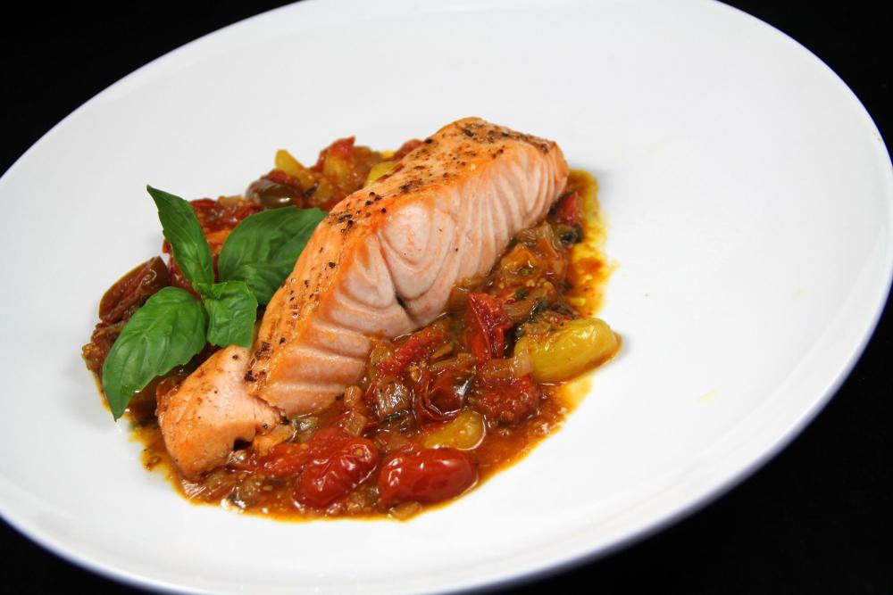 salmonwithcherrytomatoes.thumb.jpg.18e50d9241da4fb4f7e3782d28ccffa2.jpg