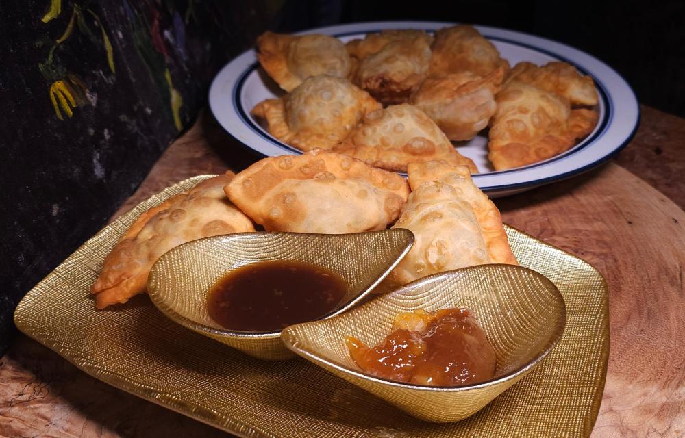 SamosaswithpotatoandpeaMarch7th2025.thumb.jpg.938770279a24b529e5ce347ab32be733.jpg